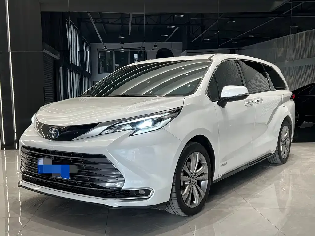 Toyota Sienna — фото 1