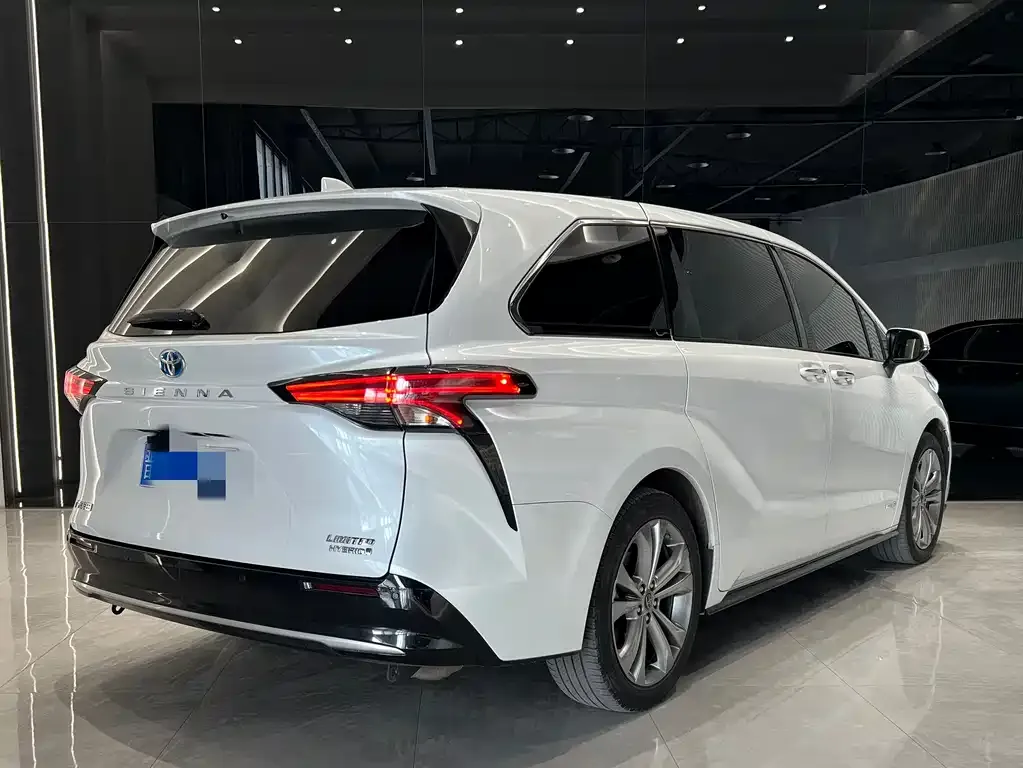 Toyota Sienna — фото 2