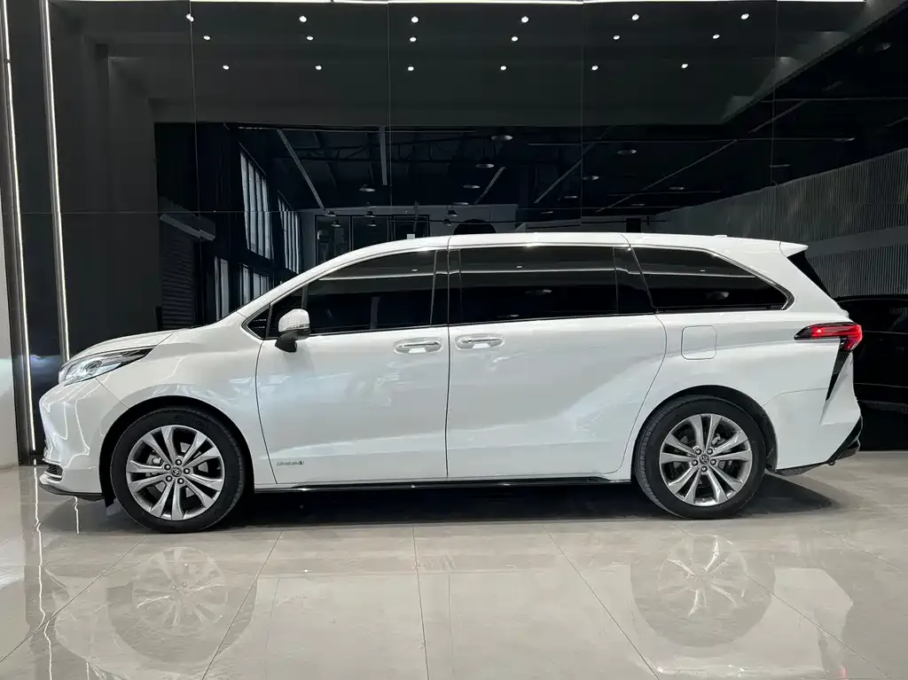 Toyota Sienna — фото 8