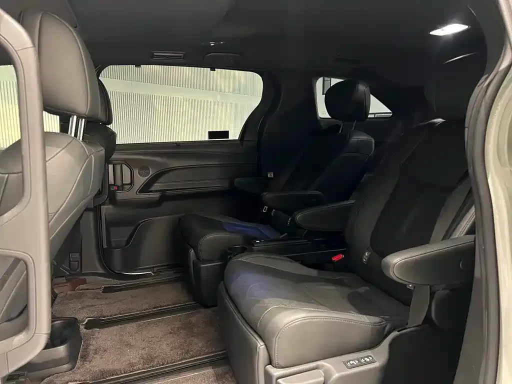 Toyota Sienna — фото 3