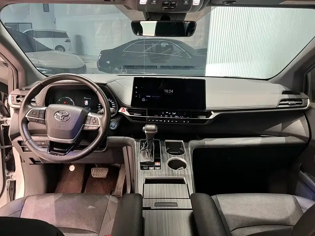 Toyota Sienna — фото 7