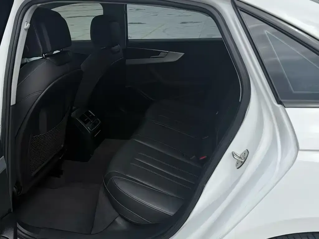 Audi A4L 2022 из CN, фото 2
