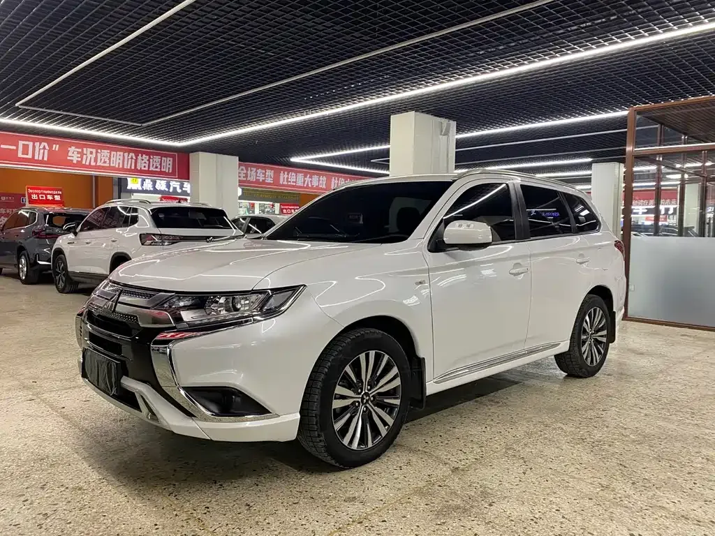 Mitsubishi Outlander 2022 из CN, фото 1