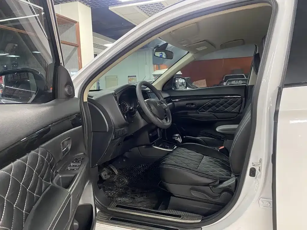 Mitsubishi Outlander 2022 из CN, фото 2