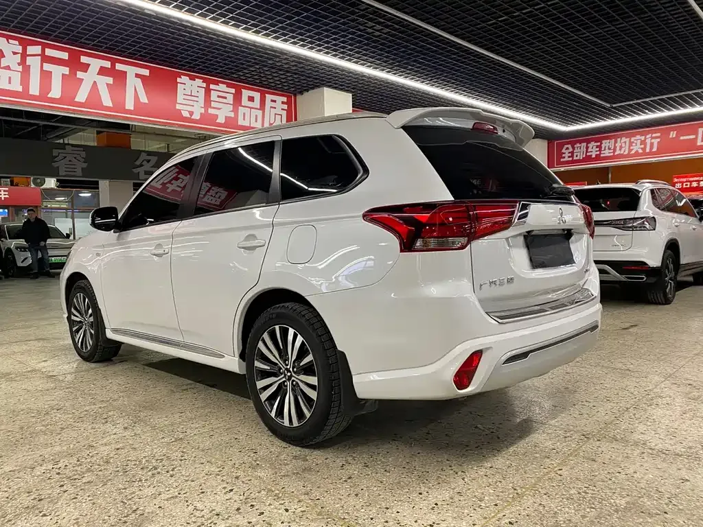 Mitsubishi Outlander 2022 из CN, фото 9