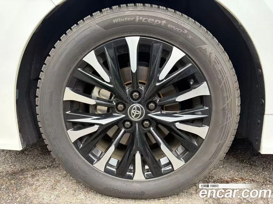 Toyota Alphard — фото 2