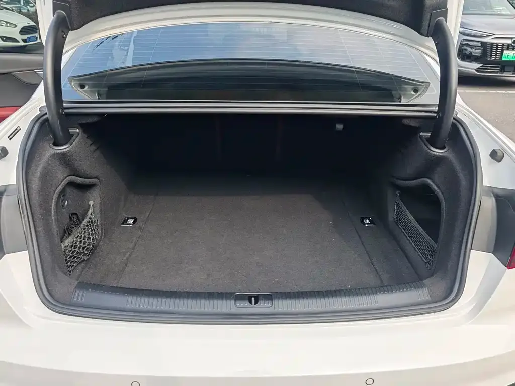 Audi A4L 2023 из CN, фото 6