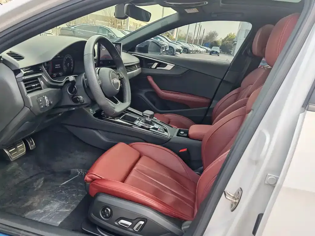 Audi A4L 2023 из CN, фото 2