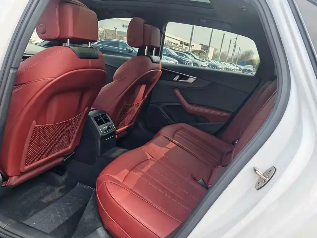 Audi A4L 2023 из CN, фото 4