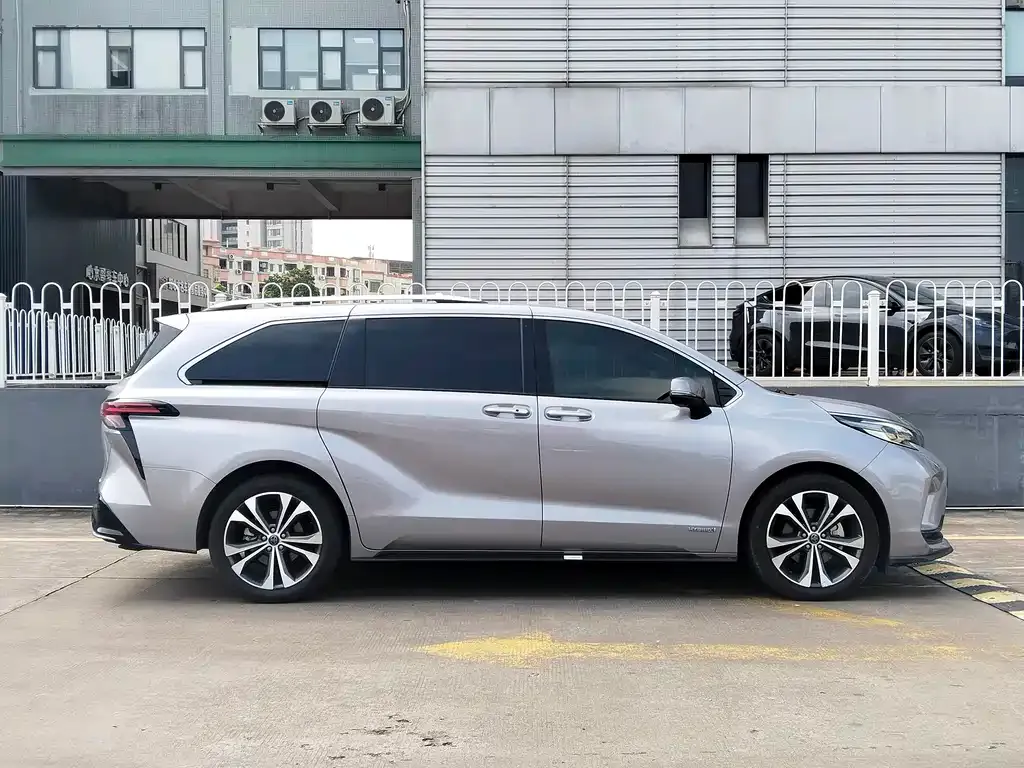 Toyota Granvia 2023 из CN, фото 4