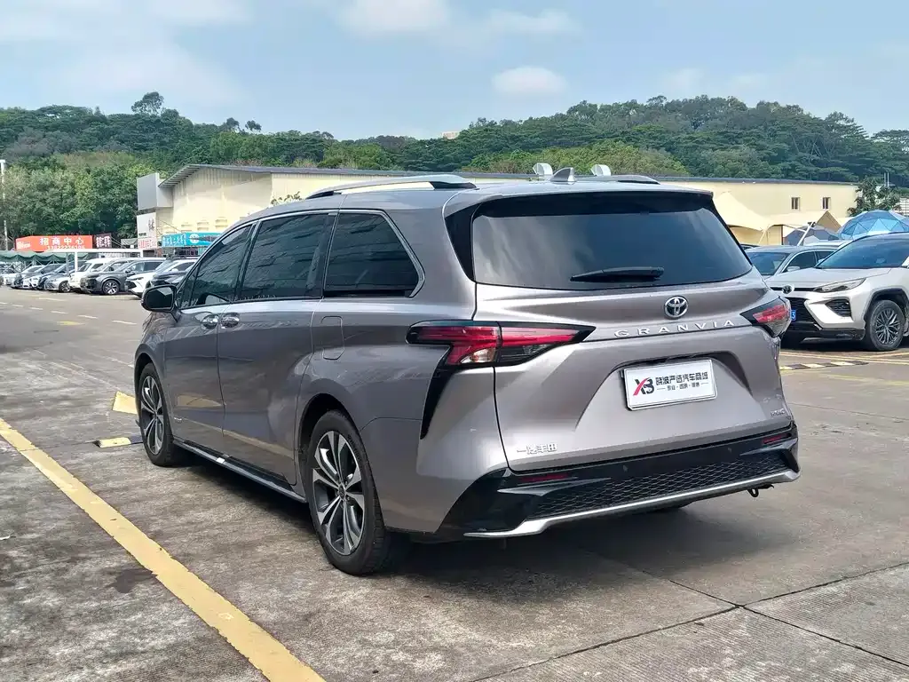 Toyota Granvia 2023 из CN, фото 3