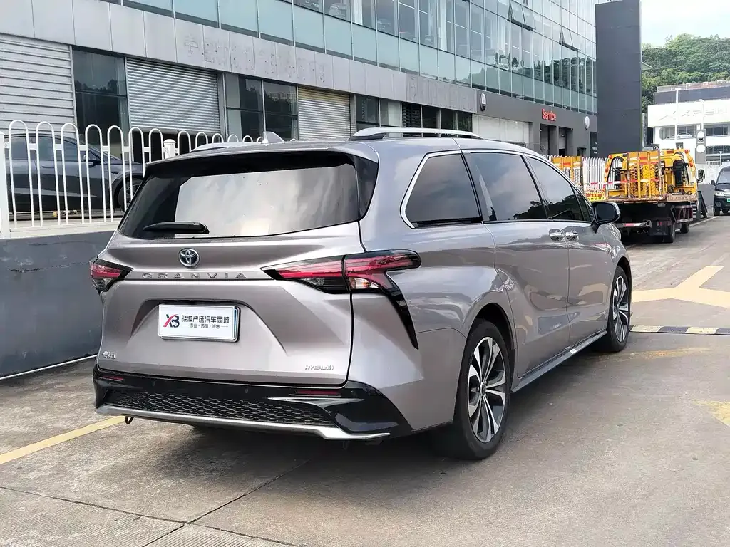 Toyota Granvia 2023 из CN, фото 2