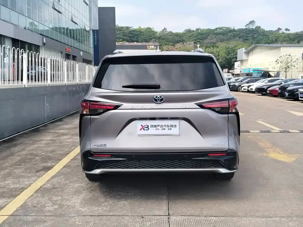 Toyota Granvia 2023 из CN, фото 5