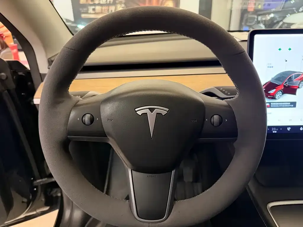 Tesla Model Y — фото 3