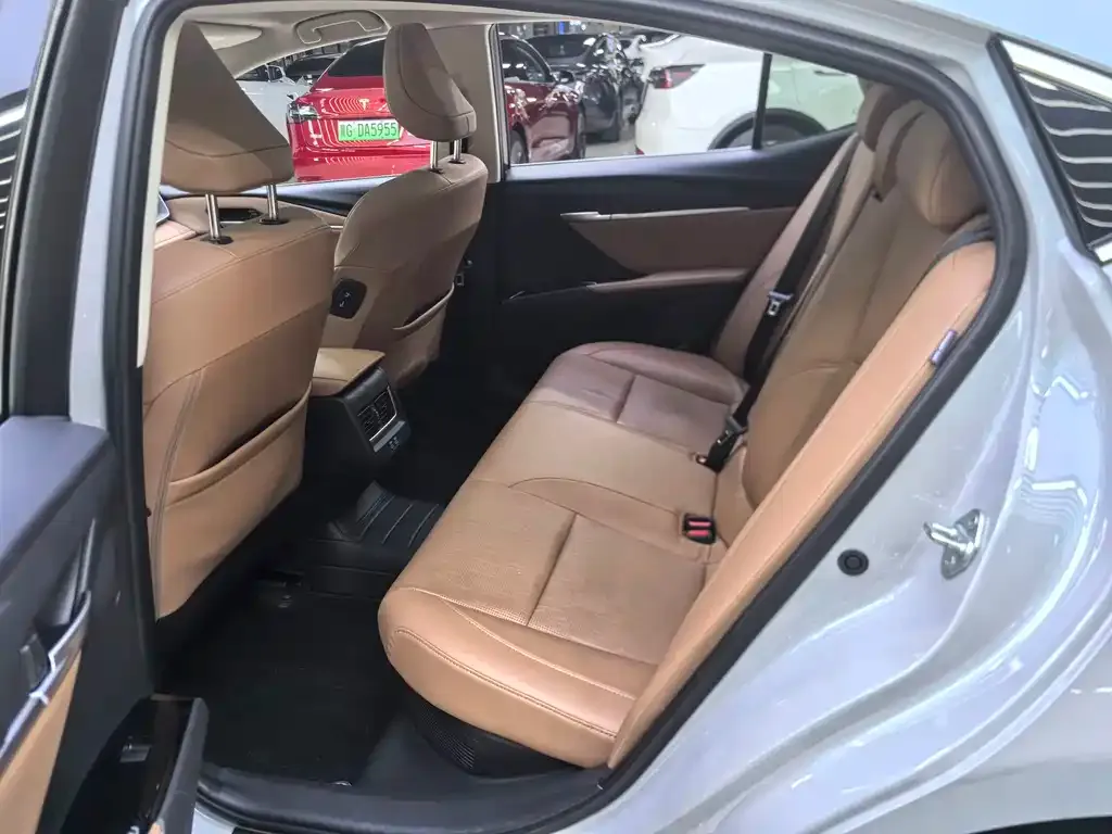Toyota Camry 2024 из CN, фото 2