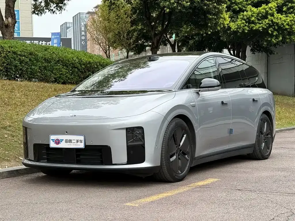 Li Auto i8 — фото 1