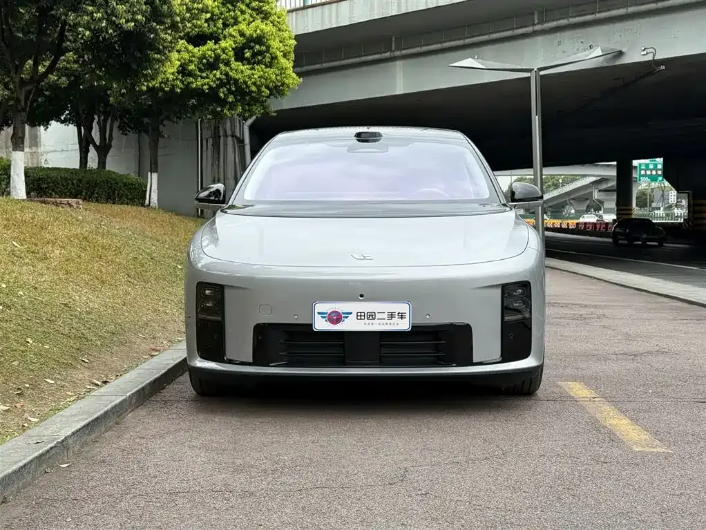 Li Auto i8 — фото 9