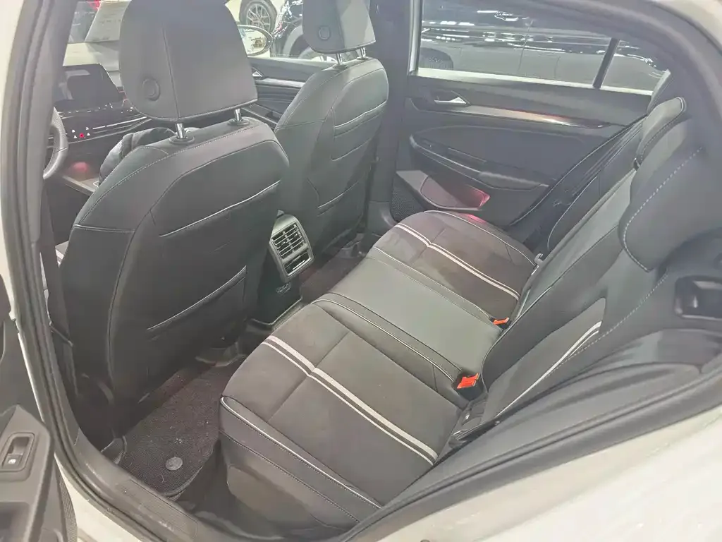 Volkswagen Golf 2024 из CN, фото 2