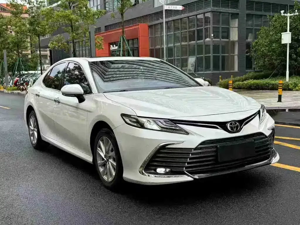Toyota Camry — фото 1
