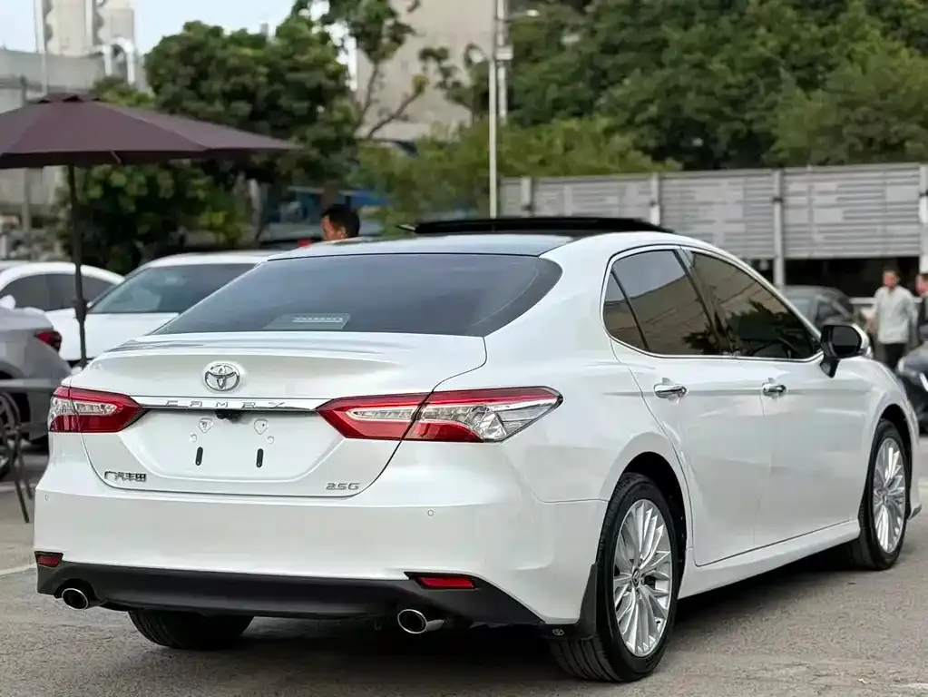 Toyota Camry — фото 9
