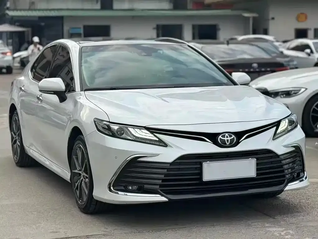 Toyota Camry — фото 2