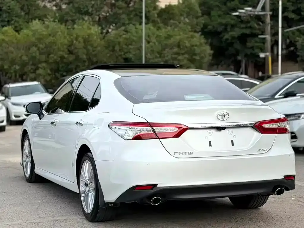 Toyota Camry — фото 4