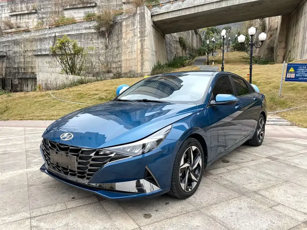 Hyundai Elantra — фото 1