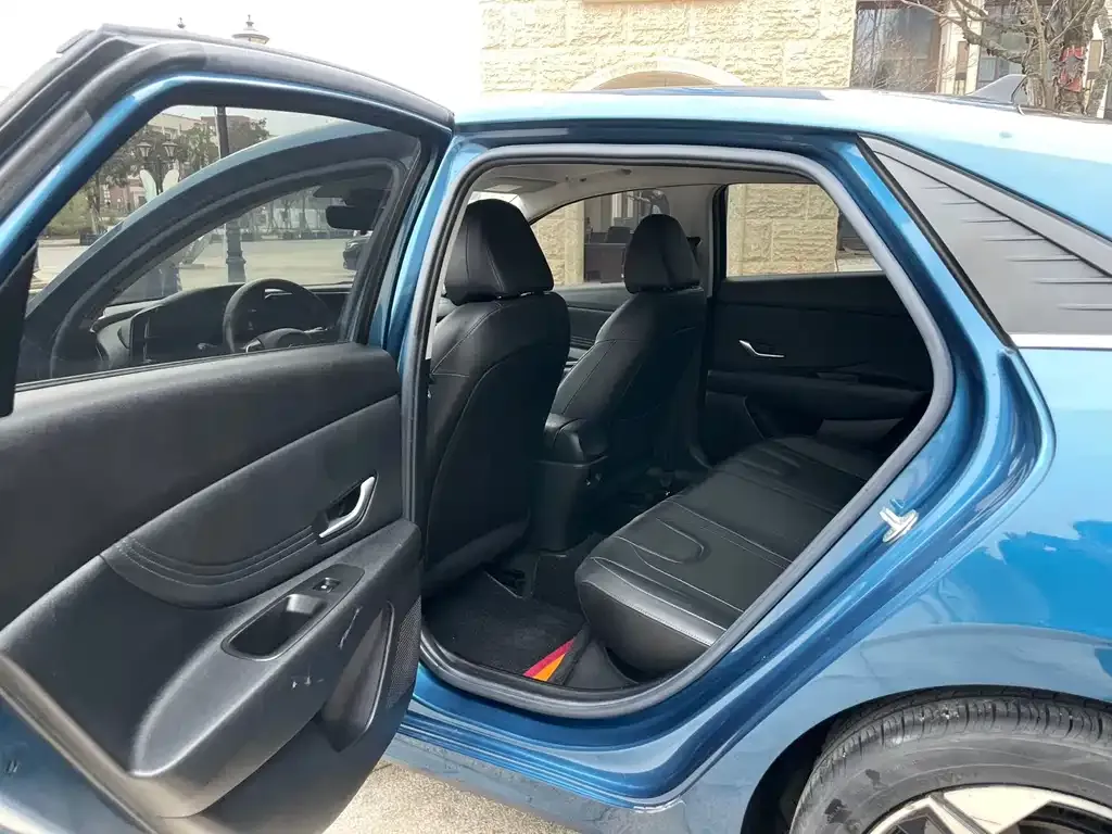 Hyundai Elantra — фото 3