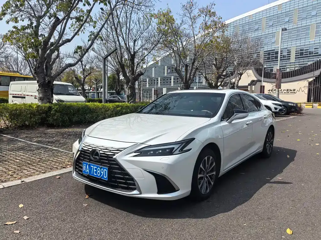 Lexus ES — фото 1