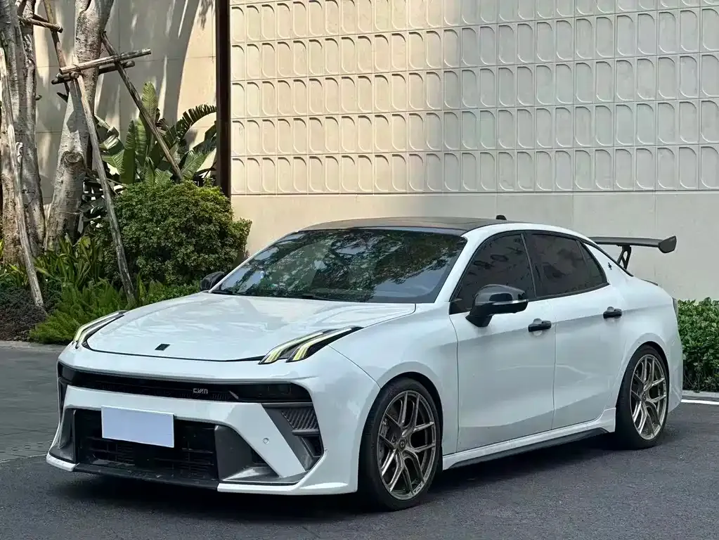 Lynk & Co 03