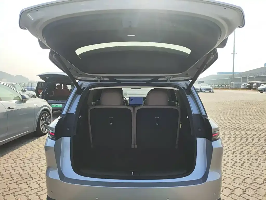 Li Auto i8 — фото 2