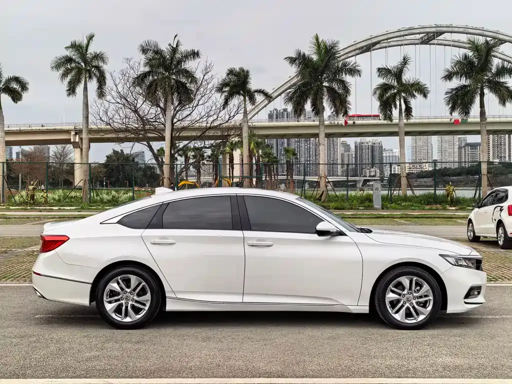 Honda Accord — фото 9