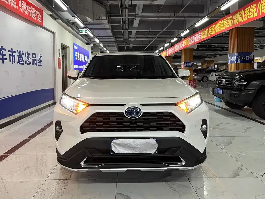Toyota RAV4 — фото 1