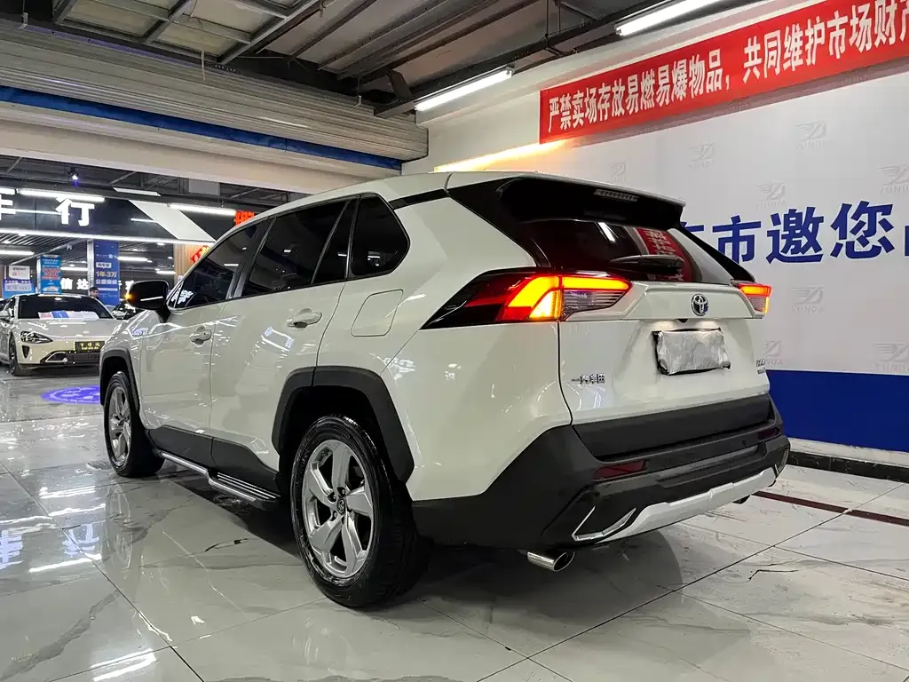 Toyota RAV4 — фото 3