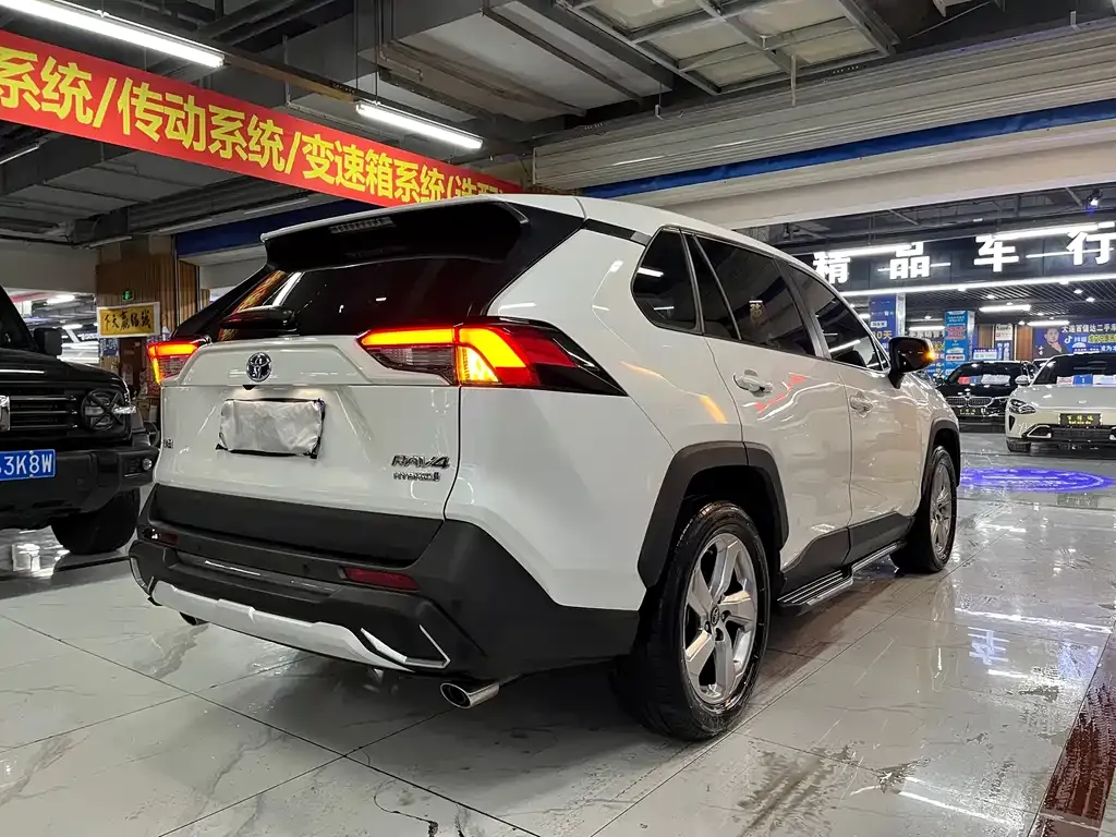 Toyota RAV4 — фото 9