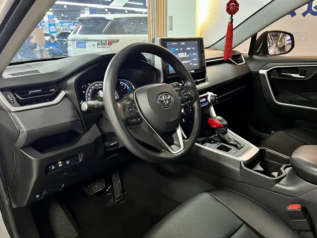 Toyota RAV4 — фото 10