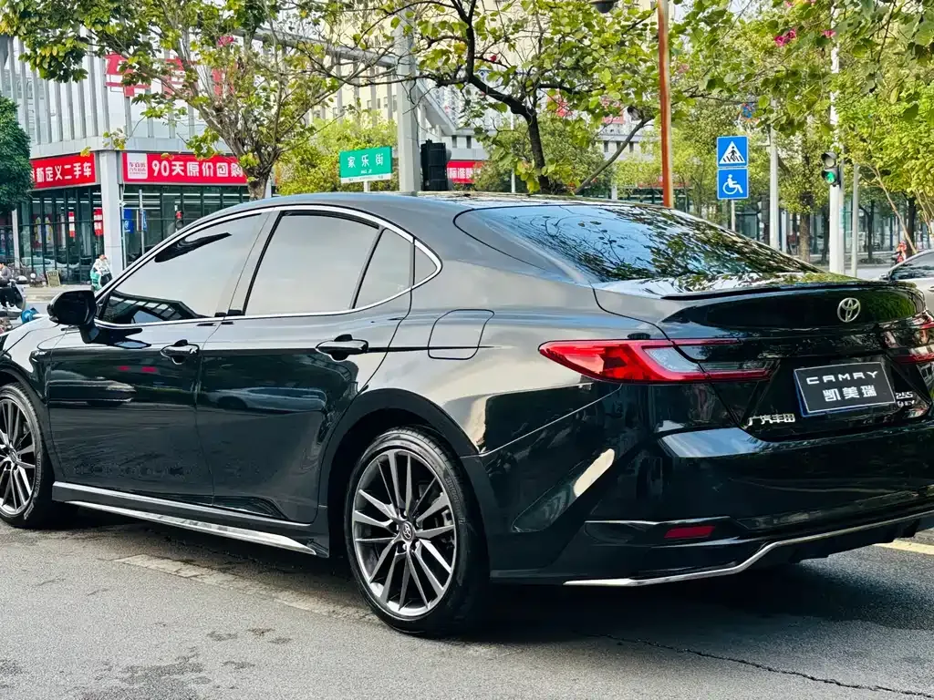 Toyota Camry — фото 9