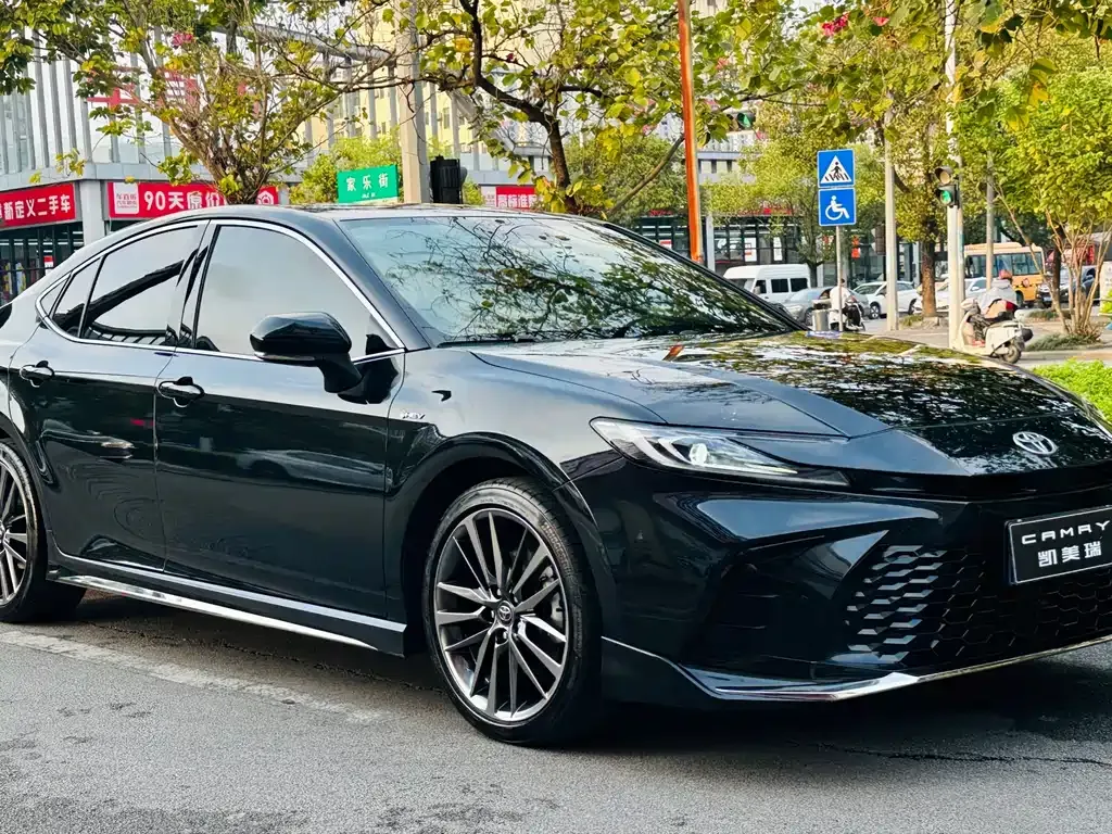 Toyota Camry — фото 10
