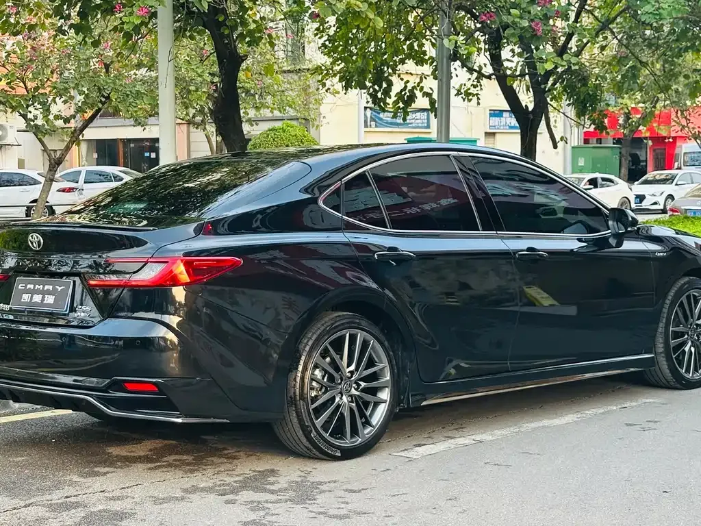 Toyota Camry — фото 2