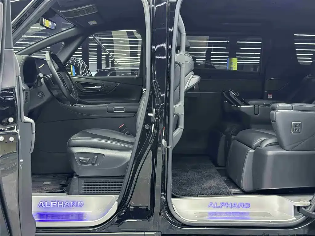 Toyota Alphard — фото 8