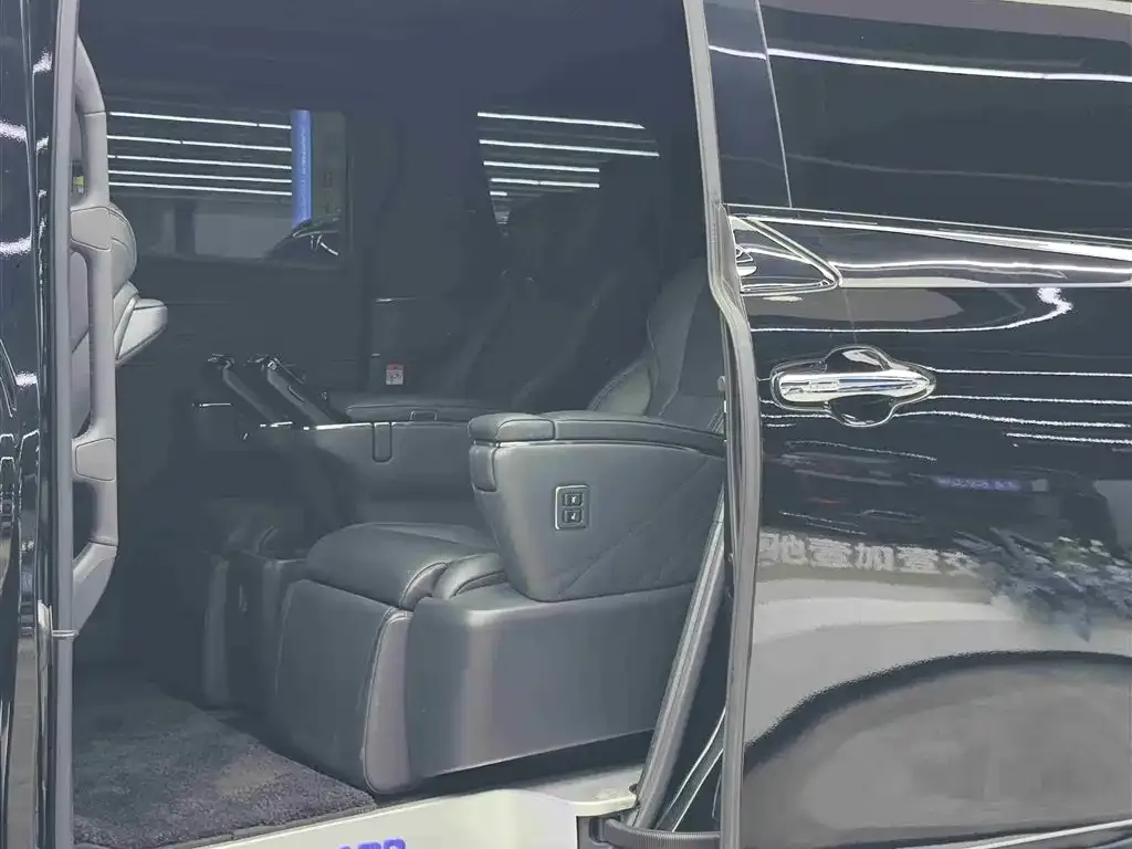 Toyota Alphard — фото 3