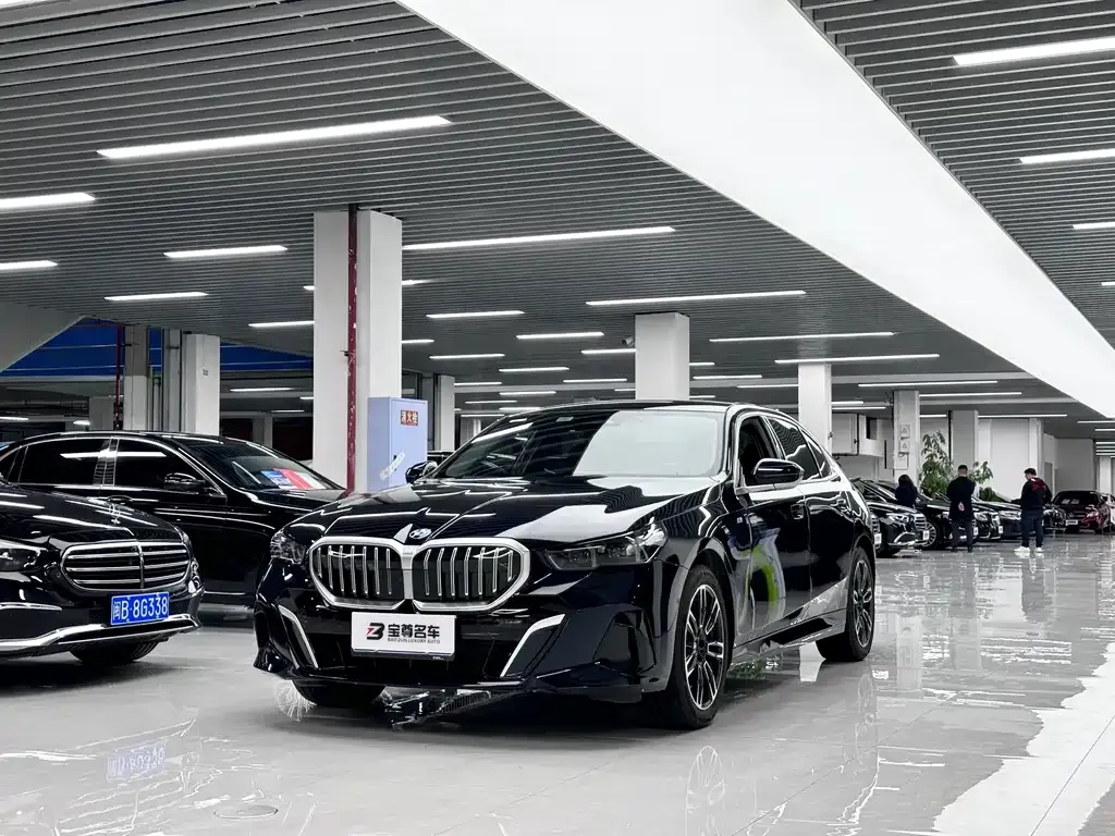 BMW 5 Series — фото 1