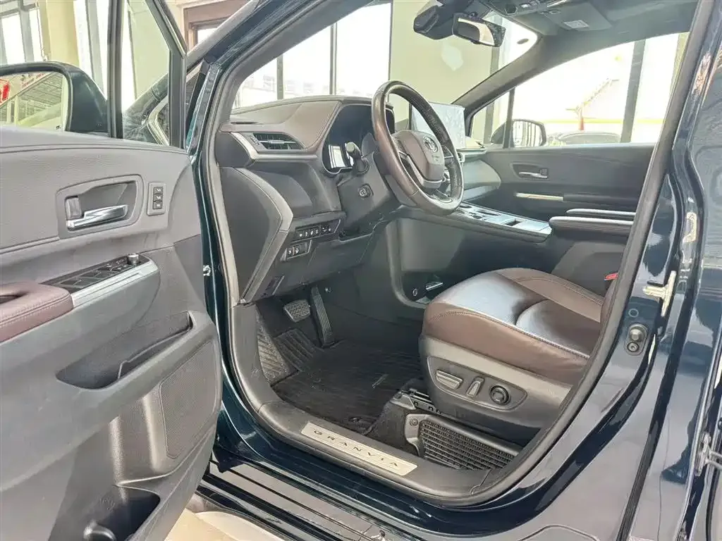 Toyota Granvia — фото 3