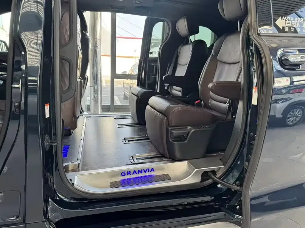 Toyota Granvia — фото 6