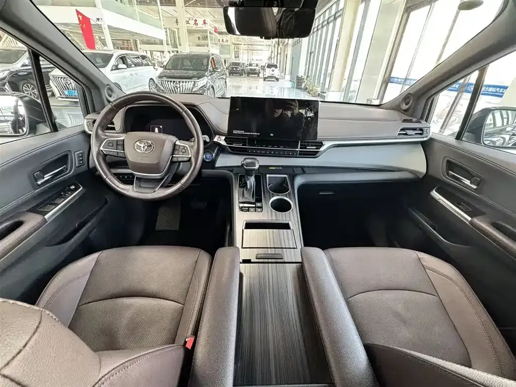 Toyota Granvia — фото 4