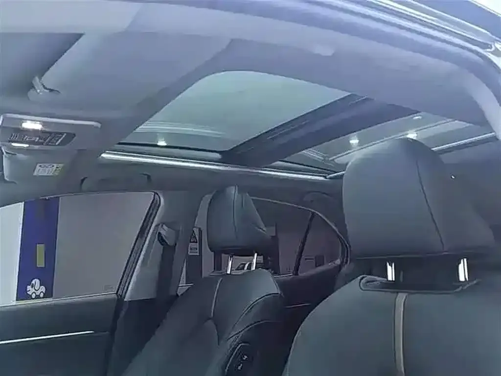 Toyota Camry 2023 из CN, фото 2