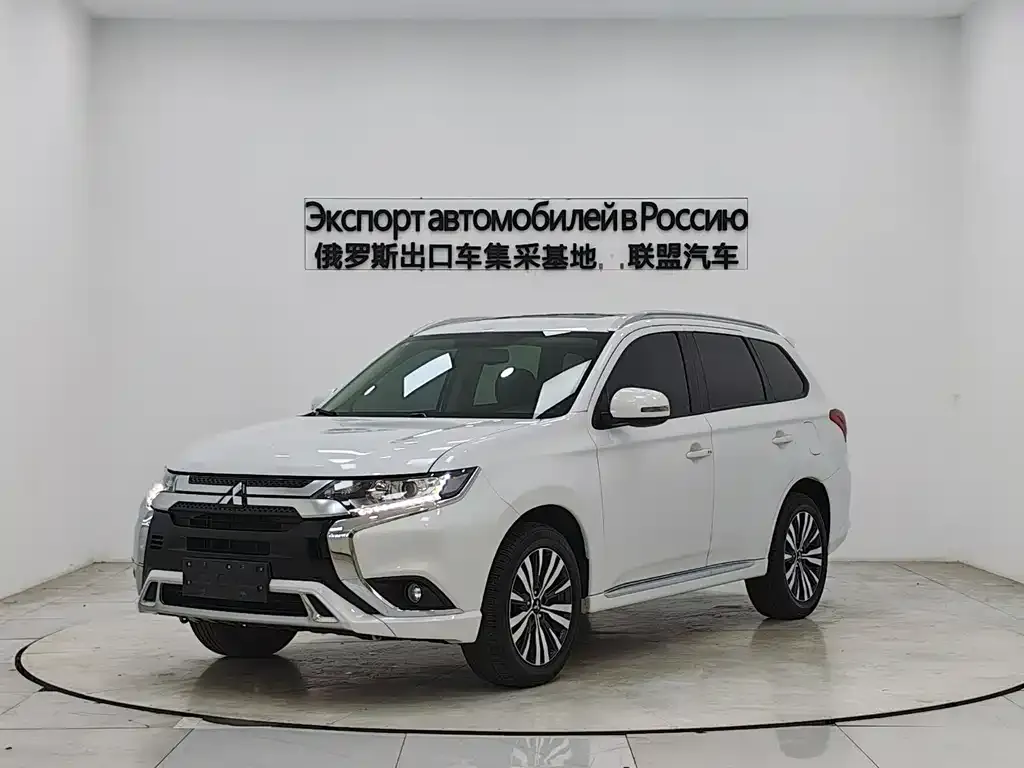 Mitsubishi Outlander — фото 1