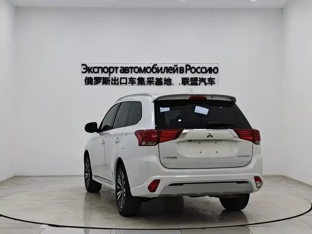 Mitsubishi Outlander — фото 8