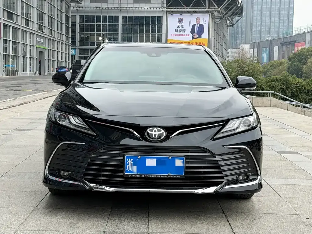 Toyota Camry — фото 1
