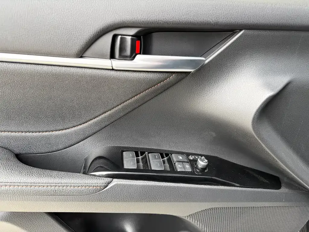 Toyota Camry — фото 10
